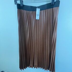 NEW YORK & CO.  FAUX LEATHER PLEATED SKIRT
